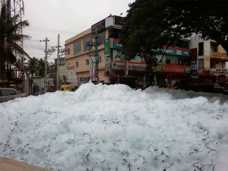 ವರ್ತೂರು ಕೆರೆಯಲ್ಲಿ ಮತ್ತೆ ಭುಗಿಲೆದ್ದ ನೊರೆ: ಸುತ್ತಲಿನ ನಿವಾಸಿಗಳಿಗೆ ಆತಂಕ