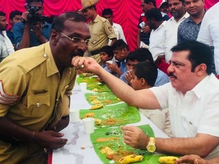 ಸಿಕ್ಕವರಿಗೆಲ್ಲಾ ಕೈತುತ್ತು ತಿನ್ನಿಸಿದರು ಸಚಿವ ಜಮೀರ್ ಅಹ್ಮದ್‌