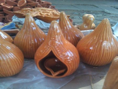 ದೀಪಾವಳಿ ಹಬ್ಬ: ಮಾರುಕಟ್ಟೆಯಲ್ಲಿ ದೀಪಗಳ ಖರೀದಿ ಬಲು ಜೋರು