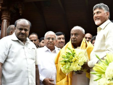 ಗೌಡ, ಸ್ವಾಮಿ ಭೇಟಿಯೊಂದಿಗೆ ಮಹಾಮೈತ್ರಿ ದಂಡಯಾತ್ರೆ ಆರಂಭಿಸಿದ ನಾಯ್ಡು