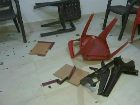 ಛತ್ತೀಸ್ ಗಢದಲ್ಲಿ ಟಿಕೆಟ್ ಗಾಗಿ ಚೇರ್, ಪಾಟ್ ಮುರಿದ ಕಾಂಗ್ರೆಸ್ ಕಾರ್ಯಕರ್ತರು!