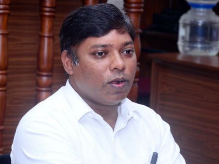 ಮಂಗಳೂರು ಸ್ಮಾರ್ಟ್ ಬಸ್ ಬೇ ನಿರ್ಮಾಣದ ಕಾಮಗಾರಿ ತಡೆಹಿಡಿಯಲು ಆದೇಶಿಸಿದ ಡಿಸಿ