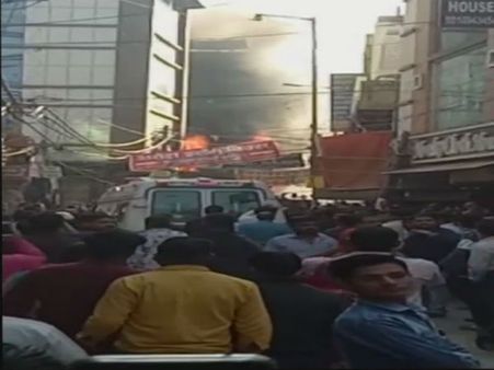ದೆಹಲಿಯ ಜನನಿಬಿಡ ಭಾಜಂಪುರ ಮಾರುಕಟ್ಟೆಯಲ್ಲಿ ಅಗ್ನಿ ಅವಘಡ