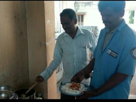 ಅನ್ನದಾನ ಮಾಡ್ತಾರೆ, ಮಗ್ಗಿ ಪುಸ್ತಕವನ್ನೂ ಕೊಡ್ತಾರೆ ಈ ವೈದ್ಯ