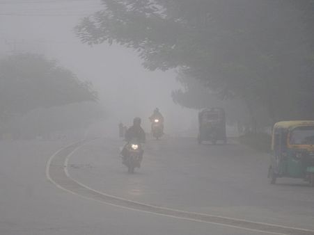 ಹೊಸ ಅನುಭೂತಿ ನೀಡಿದ ಸಂಕೇಶ್ವರದ ಚಳಿಗಾಲದ ದಟ್ಟ ಮಂಜು