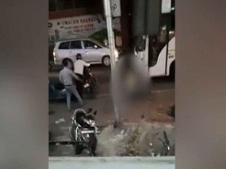 ನಡುರಸ್ತೇಲಿ ಸ್ನೇಹಿತನನ್ನೇ ಕೊಚ್ಚಿ ಕೊಲ್ಲುವಾಗ ವಿಡಿಯೋ ಮಾಡಿದ ಜನರು!