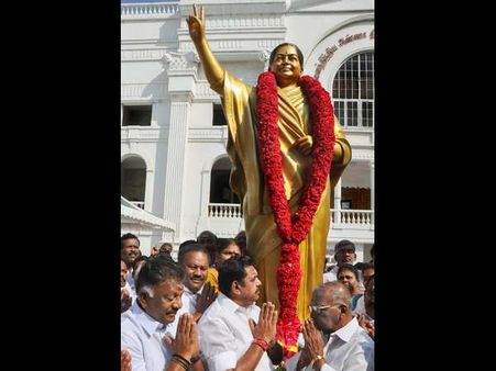 ಜಯಲಲಿತಾ ಮುಖ ಹೋಲಿಕೆಯಾಗದ್ದಕ್ಕೆ ಪ್ರತಿಮೆಯನ್ನೇ ಬದಲಿಸಿದರು!