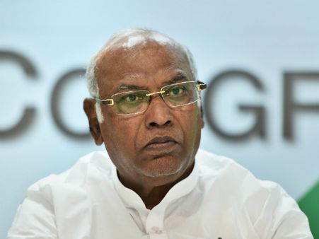 ಜಾಫರ್ ಷರೀಫ್ ಗೆ ಅಂತಿಮ ನಮನ ಸಲ್ಲಿಸಿದ ಮಲ್ಲಿಕಾರ್ಜುನ ಖರ್ಗೆ