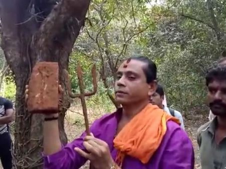 ಮರಗಳಲೆಯಲ್ಲಿ ನೋಡುಗರಿಗೆ ಭಯ, ಅಚ್ಚರಿ ಮೂಡಿಸಿದ ನಾಗಪಾತ್ರಿಯ ದೈವ ಶಕ್ತಿ ಪ್ರದರ್ಶನ