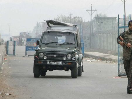 ಅಪರಿಚಿತರಿಂದ ಟ್ಯಾಕ್ಸಿ ಹೈಜಾಕ್: ಪಠಾಣ್ ಕೋಟ್ ವಾಯುನೆಲೆಯಲ್ಲಿ ಕಟ್ಟೆಚ್ಚರ