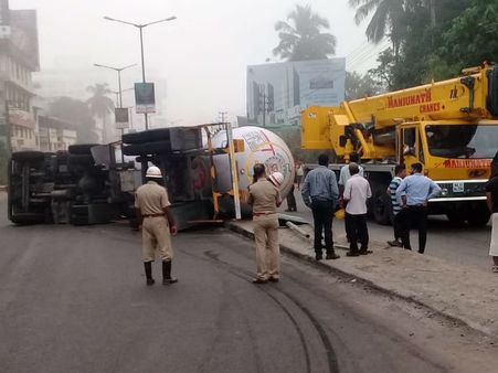 ಮಂಗಳೂರಿನಲ್ಲಿ ಬೆಳ್ಳಂಬೆಳಗ್ಗೆ ಉರುಳಿ ಬಿದ್ದ ಗ್ಯಾಸ್ ಟ್ಯಾಂಕರ್, ತಪ್ಪಿದ ಅನಾಹುತ