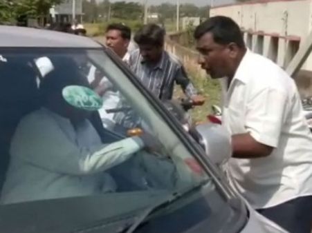 ಸ್ವಗ್ರಾಮದಲ್ಲೇ ಯತೀಂದ್ರ ಸಿದ್ದರಾಮಯ್ಯ ಕಾರಿಗೆ ಮುತ್ತಿಗೆ ಹಾಕಿದ ಕೈ ಕಾರ್ಯಕರ್ತರು