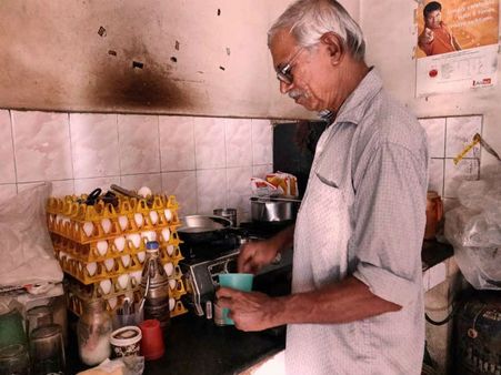 ಬಾಗಿಲು ಮುಚ್ಚಲಿದೆ ಮಂಗಳೂರಿನ ಪ್ರಪ್ರಥಮ ಎಸ್ ಆರ್ ಭಂಡಾರಿ ಆಮ್ಲೆಟ್ ಅಂಗಡಿ