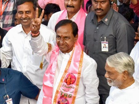 ತೆಲಂಗಾಣ ಸಿಎಂ ಕೆಸಿಆರ್ 'ಬಾಹುಬಲಿ ಮುಹೂರ್ತ'ದಲ್ಲಿ ಅಧಿಕಾರ ಸ್ವೀಕಾರ