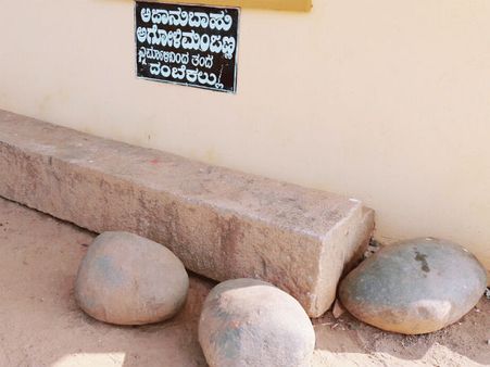 ಅನಾಥವಾಗಿ ಬಿದ್ದ ತುಳುನಾಡಿನ ಜಗಜಟ್ಟಿ ಅಗೋಳಿ ಮಂಜಣ್ಣ ಹೊತ್ತು ತಂದ ದಂಬೆಕಲ್ಲು!