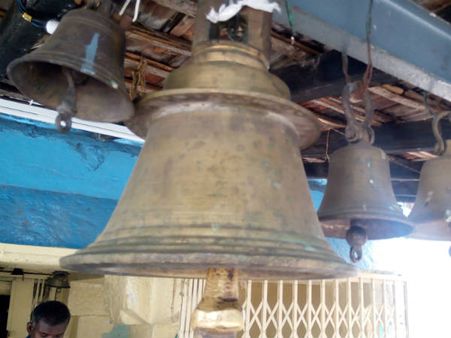 ಕತ್ತಲೆಯಲ್ಲಿ ಮುಳುಗಿದವರ ಎಚ್ಚರಿಸುವ, ಸದಾ ಬಾರಿಸುತ್ತಲೇ ಇರುವ ಗಂಟೆ!