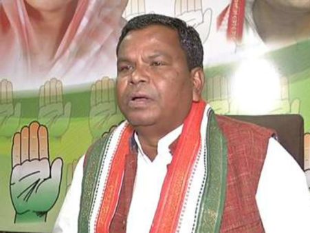 ಈ ಸಚಿವರಿಗೆ ಓದಲೂ ಬರುವುದಿಲ್ಲ, ಬರೆಯಲೂ ಬರುವುದಿಲ್ಲ!