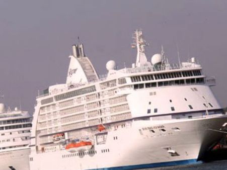 ಐಷಾರಾಮಿ ಹಡಗುಗಳ ಮೂಲಕ ಮಂಗಳೂರಿಗೆ ಬಂತು ವಿದೇಶಿ ಪ್ರವಾಸಿಗರ ದಂಡು