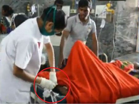 ವಿಷಯುಕ್ತ ಪ್ರಸಾದ ಸೇವಿಸಿ ಚಿಕಿತ್ಸೆ ಪಡೆಯುತ್ತಿರುವವನ್ನು ಕಟ್ಟಿಹಾಕಿದ್ದಾರೆ ವೈದ್ಯರು! ಏಕೆ?