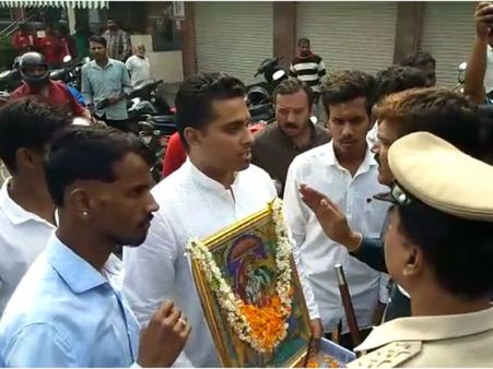 ರಾಮ, ಸೀತೆ ವಿರುದ್ಧ ಹೇಳಿಕೆ ಹಿನ್ನೆಲೆ: ಭಗವಾನ್ ಮನೆ ಮುಂದೆ ಜಮಾಯಿಸಿದ ಹಿಂದೂ ಕಾರ್ಯಕರ್ತರು