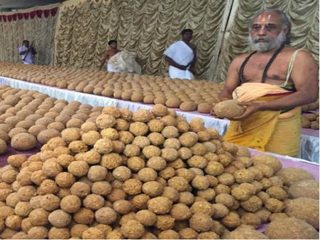 ಮೈಸೂರಿನಲ್ಲಿ ಹೊಸವರ್ಷಾಚರಣೆ ಪ್ರಯುಕ್ತ 2ಲಕ್ಷ ತಿರುಪತಿ ಮಾದರಿಯ ಲಡ್ಡು ವಿತರಣೆ
