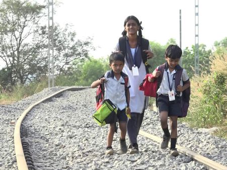 ರಸ್ತೆಯೇ ಇಲ್ಲ, ರೈಲು ಹಳಿಯೇ ಎಲ್ಲ: ನಮಗೆ ದಯಾಮರಣ ನೀಡಿ ಎನ್ನುವ ಜನರು