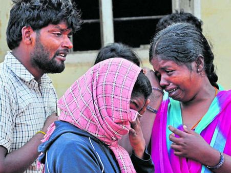 ಆಸ್ಪತ್ರೆಯಲ್ಲಿ ಕರುಳಹಿಂಡುವ ಪ್ರಸಂಗ :ನೋವಿನ ಆಕ್ರಂದನದ ನಡುವೆ ತಮ್ಮವರ ಹುಡುಕಾಟ