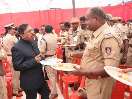 ಪೊಲೀಸ್ ಸಿಬ್ಬಂದಿ ಜೊತೆ ಭೋಜನ ಮಾಡಿದ ಡಿಸಿಎಂ ಪರಮೇಶ್ವರ