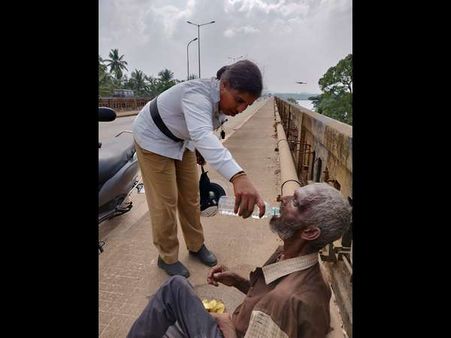 ಮಂಗಳೂರಲ್ಲಿ ಹಸಿವಿನಿಂದ ನಿತ್ರಾಣಗೊಂಡ ಹಿರಿಯ ಜೀವಕ್ಕೆ ಆರೈಕೆ ಮಾಡಿದ ಮಹಿಳಾ ಪೇದೆ