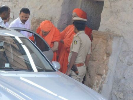 ಚೆನ್ನೈ ಆಸ್ಪತ್ರೆಯಲ್ಲಿ ವ್ಹೀಲ್ ಚೇರ್ ಬೇಡವೆಂದು ನಡೆದೇ ಸಾಗಿದ ಶ್ರೀ