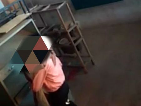 ತರಗತಿಯಲ್ಲೇ ವಿದ್ಯಾರ್ಥಿನಿಗೆ ಲೈಂಗಿಕ ಕಿರುಕುಳ: ಕಾಮುಕ ಶಿಕ್ಷಕ ಬಂಧನ