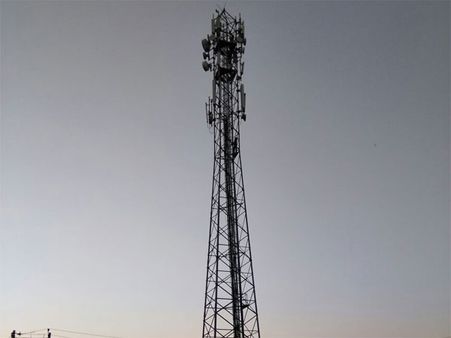 ಉಮ್ಮತ್ತೂರಿನಲ್ಲಿ ಮೊಬೈಲ್ ಟವರ್ ಏರಿ ಡ್ಯಾನ್ಸ್ ಮಾಡಿದ ಭೂಪ