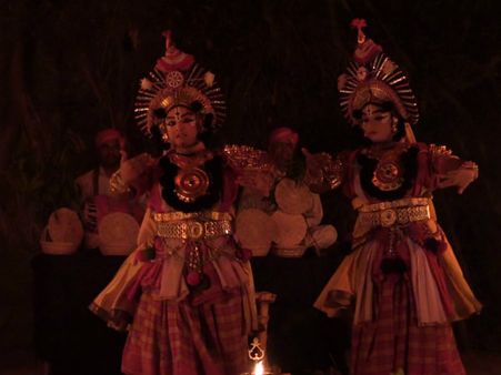 ಪಂಜಿನ ಮಂದ ಬೆಳಕಲ್ಲಿ ಅನಾವರಣಗೊಂಡ ಕೊರಗ ಮಕ್ಕಳ ಯಕ್ಷಲೋಕ