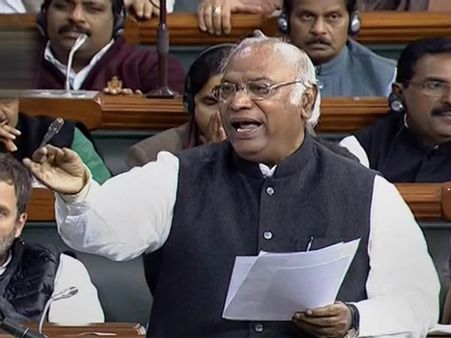 ಕೋಲ್ಕತ್ತದಲ್ಲಿ ಚಪ್ಪಾಳೆ ಗಿಟ್ಟಿಸಿದ ಮಲ್ಲಿಕಾರ್ಜುನ ಖರ್ಗೆ ಕವನ