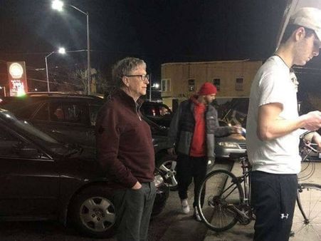 ಬರ್ಗರ್‌ಗಾಗಿ ಸರದಿ ಸಾಲಿನಲ್ಲಿ ನಿಂತ ಕೋಟ್ಯಧಿಪತಿ ಬಿಲ್ ಗೇಟ್ಸ್