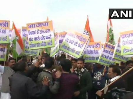 ಆಪರೇಷನ್ ಕಮಲಕ್ಕೆ ಕಾಂಗ್ರೆಸ್ ಸಿಟ್ಟು: ಐಟಿಸಿ ಹೋಟೆಲ್ ಮುಂದೆ ಪ್ರತಿಭಟನೆ