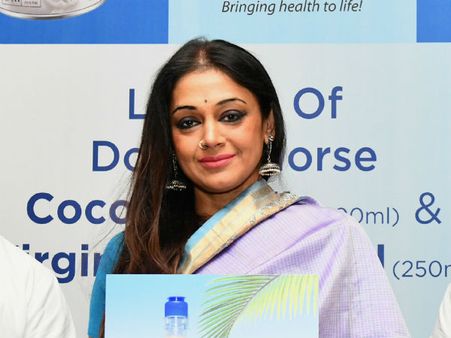 ಪರಿಶುದ್ಧ ತೆಂಗಿನ ಎಣ್ಣೆ ಮಾರುಕಟ್ಟೆಗೆ ಪರಿಚಯಿಸಿದ ನಟಿ ಶೋಭನಾ