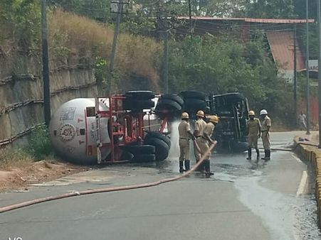 ಮಂಗಳೂರು ರಾಷ್ಟ್ರೀಯ ಹೆದ್ದಾರಿ ಬಳಿ ಗ್ಯಾಸ್ ಟ್ಯಾಂಕರ್ ಪಲ್ಟಿ , ರಸ್ತೆ ಬಂದ್