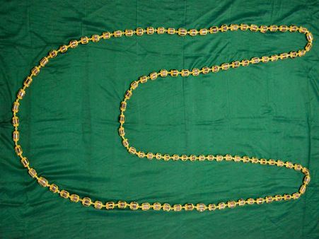 ರಸ್ತೆ ದಾಟಿಸಿ ಎಂದು ಹೇಳುತ್ತಲೇ ಸರ ಕದ್ದ ಚಾಲಾಕಿ ಅಜ್ಜಿ