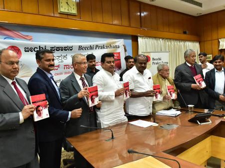 ರಾಜೀವ್ ಗಾಂಧಿ ಹತ್ಯೆ ಕುರಿತ ಪುಸ್ತಕ ಬಿಡುಗಡೆ ಮಾಡಿದ ಕುಮಾರಸ್ವಾಮಿ