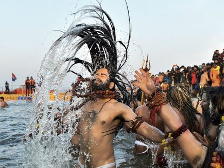 ಬೃಹತ್ ಕುಂಭಮೇಳದಲ್ಲಿ ಸಾಧುಗಳ ಪುಣ್ಯ ಸ್ನಾನ: ಲಕ್ಷಾಂತರ ಭಕ್ತರು ಭಾಗಿ