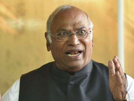 ಸಿದ್ದಗಂಗಾ ಶ್ರೀಗಳಿಗೆ ಭಾರತ ರತ್ನ ನೀಡಬೇಕು: ಖರ್ಗೆ ಆಗ್ರಹ