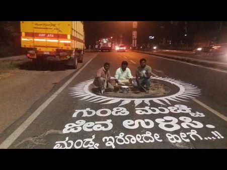 ಮಂಡ್ಯ ನಗರದಲ್ಲಿ ರಸ್ತೆ ತುಂಬಾ ಬಣ್ಣದ ಚಿತ್ತಾರ ಇರುವುದೇಕೆ?