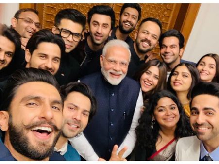 ವೈರಲ್‌: ಬಾಲಿವುಡ್‌ ಸ್ಟಾರ್‌ಗಳ ಜೊತೆ ಸೆಲ್ಫಿಗೆ ಫೋಸು ನೀಡಿದ ಮೋದಿ