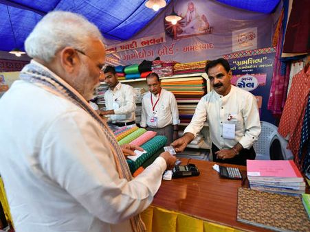 ವೈರಲ್ ವಿಡಿಯೋ: ಅಹ್ಮದಾಬಾದಿನಲ್ಲಿ ಶಾಪಿಂಗ್ ಮಾಡಿದ ಪ್ರಧಾನಿ ಮೋದಿ!