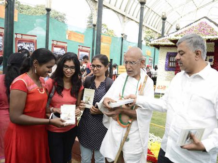 ಲಾಲ್ ಬಾಗ್ ನಲ್ಲಿ ಗಾಂಧಿಜೀ ಆತ್ಮಚರಿತ್ರೆಯ ಪುಸ್ತಕಗಳ ವಿತರಣೆ