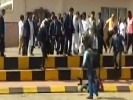 ವೈರಲ್ ವಿಡಿಯೋ: ಆಯತಪ್ಪಿ ಬಿದ್ದ ಛಾಯಾಗ್ರಾಹಕನಿಗೆ ಹೆಗಲಾದ ರಾಹುಲ್ ಗಾಂಧಿ