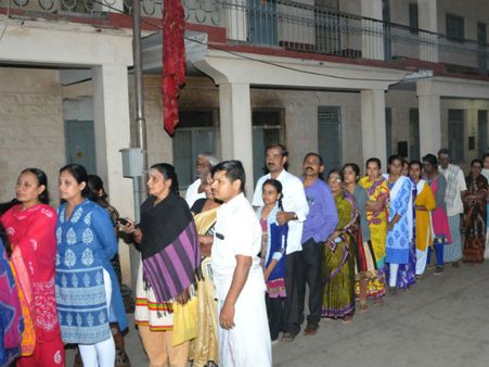 ಭಕ್ತರ ಒತ್ತಡಕ್ಕೆ ಮಣಿದು ಕಿಟಕಿ ಮೂಲಕ ಸಿದ್ದಗಂಗಾ ಶ್ರೀ ದರ್ಶನಕ್ಕೆ ಅವಕಾಶ