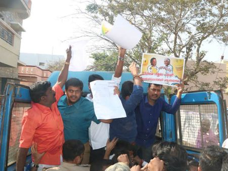 ಶಿವಮೊಗ್ಗದಲ್ಲಿ ಬಿಎಸ್ ವೈ ಮನೆಗೆ ಮುತ್ತಿಗೆ ಹಾಕಿದ ಯುವ ಕಾಂಗ್ರೆಸ್ ಕಾರ್ಯಕರ್ತರು