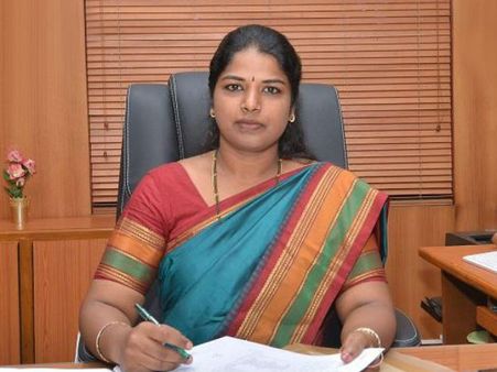 ಸರ್ಕಾರಿ ಶಾಲೆಯೇ ಸಾಕು: ಮಾದರಿಯಾದರು ಈ ಮಹಿಳಾ ಜಿಲ್ಲಾಧಿಕಾರಿ